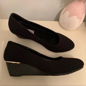 Chelsee black faux suede women’s shoes size 9